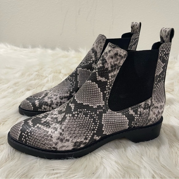 Women’s Treasure & Bond Gabriela Chelsea Black & Grey Snake Print Boots 8.5 US! - Picture 4 of 10